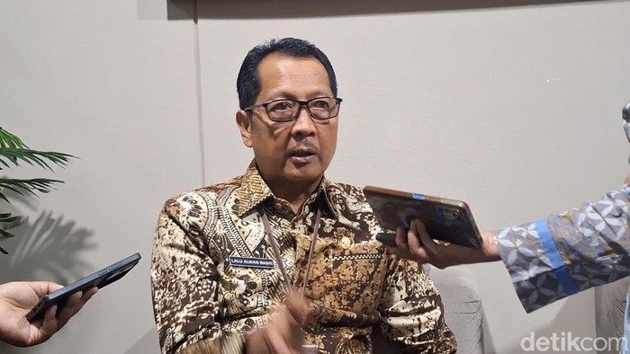 Sekda Kota Mataram Lalu Alwan Basri saat diwawancarai di ruangannya, Kamis (13/11/2025).