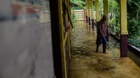 Sebanyak dua sekolah dasar di daerah tersebut terdampak banjir sejak Senin (10/11) akibat posisi sekolah yang lebih rendah dari jalan disertai buruknya saluran drainase. Foto: ANTARA FOTO/Muhammad Bagus Khoirunas