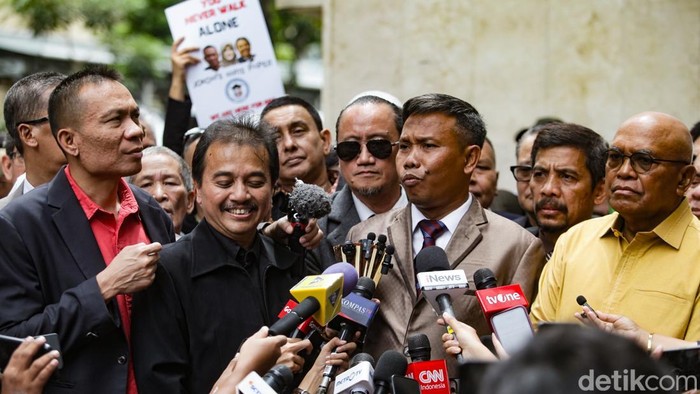 Pakar telematika Roy Suryo dan akademisi Rismon Sianipar memenuhi panggilan Direktorat Reserse Kriminal Umum Polda Metro Jaya, Jakarta, Kamis (13/11/2025) sebagai tersangka dalam kasus tudingan ijazah palsu Presiden RI ke-7 Joko Widodo (Jokowi).