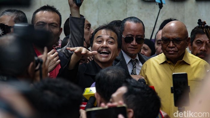 Pakar telematika Roy Suryo dan akademisi Rismon Sianipar memenuhi panggilan Direktorat Reserse Kriminal Umum Polda Metro Jaya, Jakarta, Kamis (13/11/2025) sebagai tersangka dalam kasus tudingan ijazah palsu Presiden RI ke-7 Joko Widodo (Jokowi).