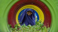 Siswa TK bermain saat kegiatan belajar luar kelas di kawasan wisata Bumi Perkemahan Glagah Arum di Kecamatan Senduro, Lumajang, Jawa Timur, Kamis (13/11/2025). ANTARA FOTO/Irfan Sumanjaya