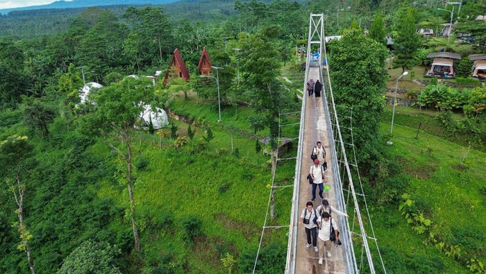 Siswa TK bermain saat kegiatan belajar luar kelas di kawasan wisata Bumi Perkemahan Glagah Arum di Kecamatan Senduro, Lumajang, Jawa Timur, Kamis (13/11/2025). Kawasan glamping yang dikelola Pramuka Kwartir Cabang Lumajang dan berdiri di atas lahan seluas 10,4 hektare milik Perhutani ini dikelilingi lanskap megah Gunung Semeru dan akan dikembangkan sebagai destinasi wisata edukasi, ekonomi, dan pariwisata unggulan daerah. ANTARA FOTO/Irfan Sumanjaya/bar