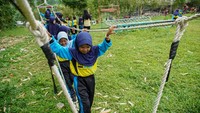 Guru mendampingi siswa TK dalam kegiatan belajar di alam terbuka, mengajarkan nilai kemandirian, kebersamaan, dan cinta lingkungan. ANTARA FOTO/Irfan Sumanjaya