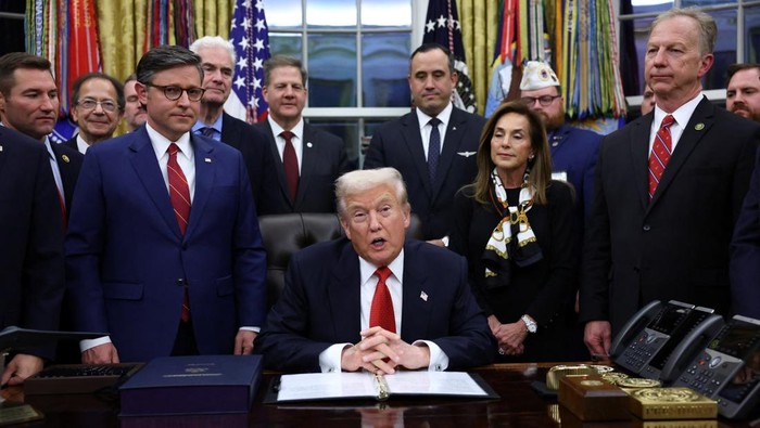Harapan berakhirnya penutupan sebagian pemerintahan federal Amerika Serikat (shutdown) kian nyata. Pada Rabu (12/11/2025), Presiden AS Donald Trump berbicara di Ruang Oval Gedung Putih, Washington D.C., pada hari di mana ia dijadwalkan menandatangani rancangan undang-undang pendanaan untuk mengakhiri kebuntuan anggaran yang sempat melumpuhkan sejumlah layanan publik. REUTERS/Kevin Lamarque