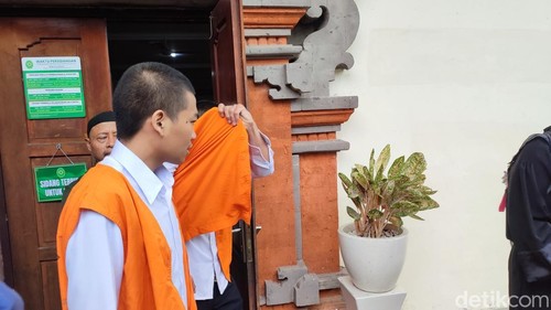 Dua terdakwa kasus demo ricuh di depan Mapolda Bali, Kamis (13/11/2025).