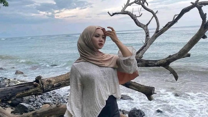 Sister Hong Lombok viral bernama Deni berasal dari Praya Timur, Lombok Tengah, dan akrab disapa Dea Lipa. (Foto: Facebook @Diana_Arkayanti)