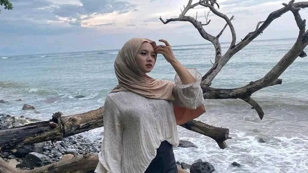 Sister Hong Lombok viral bernama Deni berasal dari Praya Timur, Lombok Tengah, dan akrab disapa Dea Lipa. (Foto: Facebook @Diana_Arkayanti)