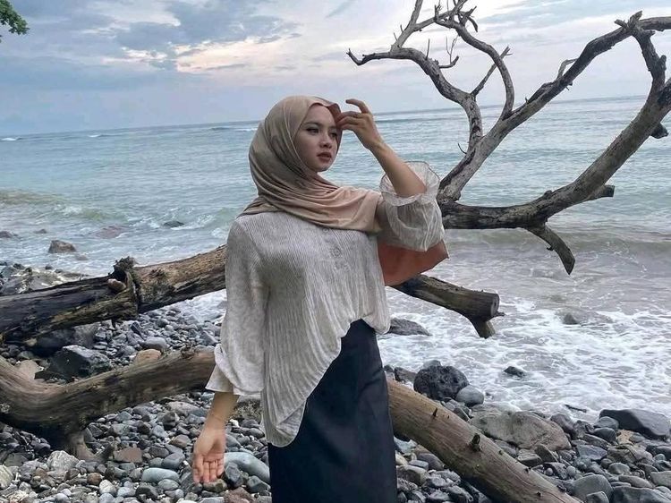 Pose Anggun MUA Berhijab Ternyata Laki-laki, Dijuluki Sister Hong Lombok