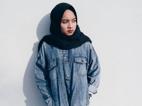 Sister Hong Lombok Wolipop Heboh sosok makeup artist (MUA) yang berparas seperti wanita berhijab ternyata seorang pria. Bahkan banyak pria yang tertipu dengan paras cantik pria yang diketahui bernama Deni tersebut. Unggahan tentang sosok MUA tersebut langsung viral di media sosial.