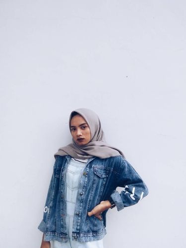 Sister Hong Lombok Wolipop Heboh sosok makeup artist (MUA) yang berparas seperti wanita berhijab ternyata seorang pria. Bahkan banyak pria yang tertipu dengan paras cantik pria yang diketahui bernama Deni tersebut. Unggahan tentang sosok MUA tersebut langsung viral di media sosial.