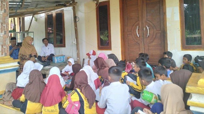 Siswa SDN 2 Ntonggu Bima belajar di teras rumah warga (wali murid) karena sekolah masih disegel, Kamis, (13/11/2025).