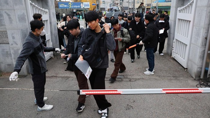 Students wait for the start of the annual college entrance examinations at an exam hall in Seoul, South Korea, November 13, 2025.   REUTERS/Kim Hong-Ji/Pool