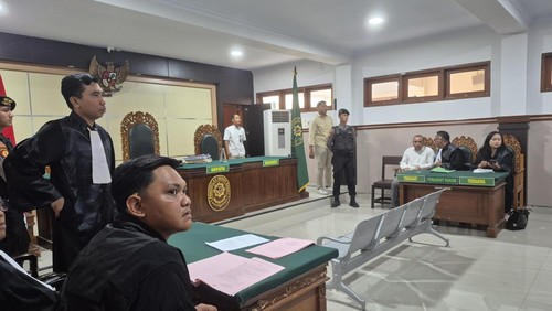 Suasana persidangan agenda vonis terhadap I Wayan Luwes alias Mangku Luwes di PN Bangli, Kamis (13/11/2025). Mangku Luwes adalah pembunuh Komang Alam Sutawan alias Mang Alam di arena tajen Kintamani.