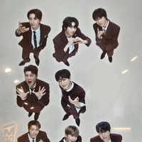 Leader grup KPop Super Junior, Leeteuk mengejutkan penggemar usai mengunggah foto tanpa wajah Siwon. Foto tersebut merupakan hasil pemotretan dari iklan Super Junior sebagai model merek kopi Mega Coffee. Foto: dok. Instagram @xxteukxx