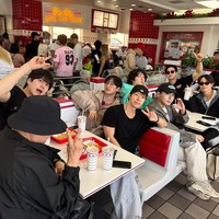 “Aku mengunggahnya tanpa pikir panjang. Karena ada foto Heechul dan aku, aku pikir, “Oh, kalau begitu aku juga harus unggah foto grup.” Tapi ternyata aku cuma melihat penampilanku di foto itu dan mengunggahnya. Tidak ada maksud khusus di baliknya atau semacamnya, jadi aku harap kalian tidak salah paham,” timpal Leeteuk dalam siaran langsungnya. Foto: dok. Instagram @xxteukxx