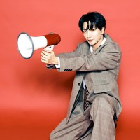 “Ah, untuk postingan Instagram itu. Aku pikir itu foto grup kami. Aku cuma ambil screenshot dan upload. Aku sama sekali ngga sadar Siwon nggak ada di foto itu,” jelas Leeteuk kepada para ELF. Foto: dok. Instagram @xxteukxx