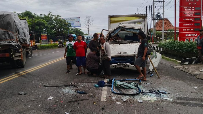 Tabrakan beruntun dua truk tronton dan sepeda motor di Tulungagung.