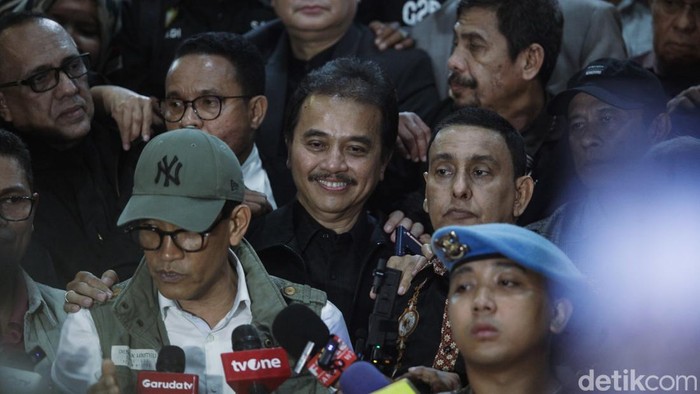 Roy Suryo didampingi kuasa hukum beserta Refli Harun keluar dari gedung Ditreskrimum Polda Metro Jaya, Jakarta, Kamis (13/11/2025) pukul 20.30 WIB. Roy Suryo bersama Rismon Sianipar dan dr. Tifa tidak ditahan usai diperiksa sebagai tersangka kasus ijazah Presiden ke-7 Jokowi.