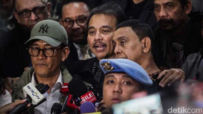 Roy Suryo didampingi kuasa hukum beserta Refli Harun keluar dari gedung Ditreskrimum Polda Metro Jaya, Jakarta, Kamis (13/11/2025) pukul 20.30 WIB. Roy Suryo bersama Rismon Sianipar dan dr. Tifa tidak ditahan usai diperiksa sebagai tersangka kasus ijazah Presiden ke-7 Jokowi.