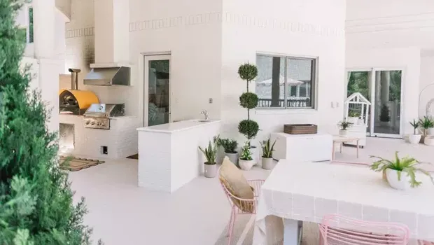 Tampilan dapur semi outdoor/ Beautiful Mess via The Spruce Tampilan dapur semi outdoor