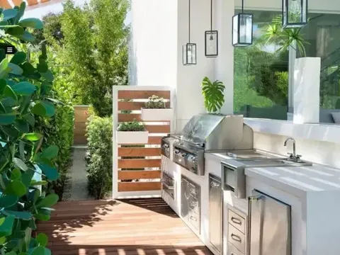 Tampilan dapur semi outdoor/Maite Granda via The Spruce Tampilan dapur semi outdoor