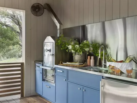 Tampilan dapur semi outdoor/Marie Flanigan Interiors via The Spruce Tampilan dapur semi outdoor