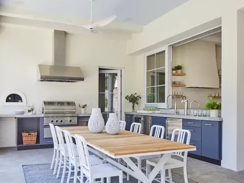 Tampilan dapur semi outdoor/Mel Bean Interiors dan Laurey Glenn via The Spruce Tampilan dapur semi outdoor