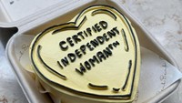 Tasya Farasya juga menunjukkan kue berbentuk hati bertuliskan Certified Independent Woman. (Foto: dok Instagram tasyafarasya)