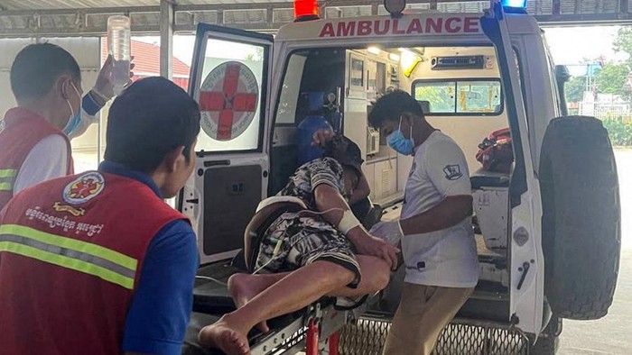 This handout photo made available by Agence Kampuchea Press (AKP) on November 12, 2025 shows Cambodian health workers transporting an injured man into an ambulance after Cambodia and Thailand traded accusations of fresh clashes along their border in Banteay Meanchey province. Cambodian information minister Neth Pheaktra told AFP 