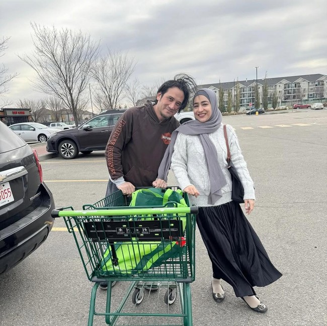 Tengku Firmansyah-Cindy Fatikasari Mudik ke Indonesia, Langsung Jadi Kakek-Nenek