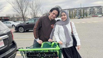 Tengku Firmansyah-Cindy Fatikasari Mudik ke Indonesia, Langsung Jadi Kakek-Nenek