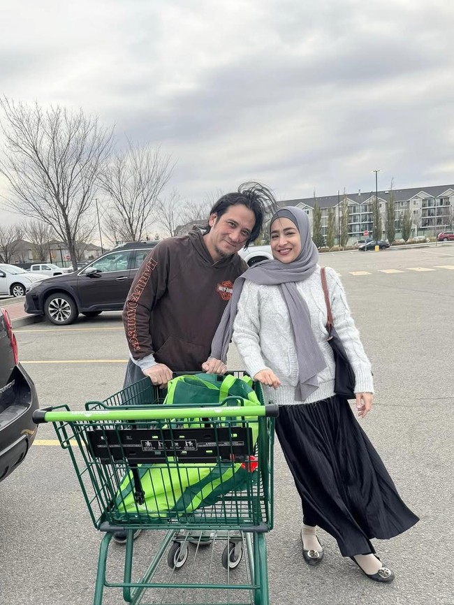 Tengku Firmansyah-Cindy Fatikasari Mudik ke Indonesia, Langsung Jadi Kakek-Nenek