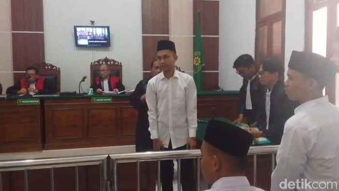 Terdakwa Dzulklifi Maulana Tabrizi (19) saat menjalani sidang dakwaan di PN Surabaya