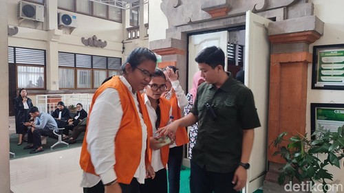 Para terdakwa kasus penganiayaan hingga meninggal saat di PN Denpasar, Kamis (13/11/2025).