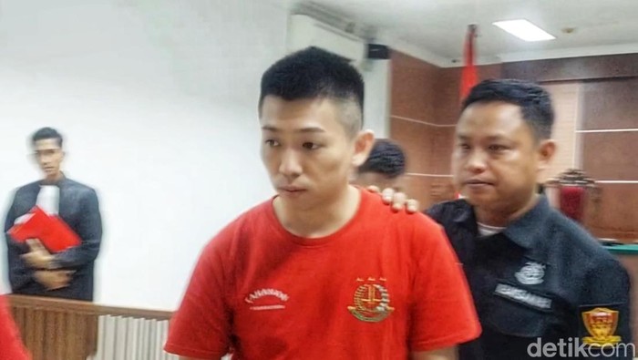 Terdakwa Touzen alias Ajun usai persidangan di PN Batam.(Alamudin/detikcom)