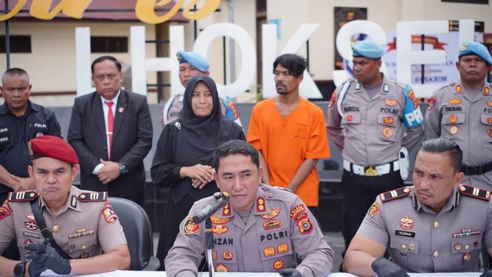 Terduga pelaku penembakan warga Lhokseumawe, AG dihadirkan dalam konferensi pers di Mapolres Lhokseumawe. (Foto: Polres Lhokseumawe)
