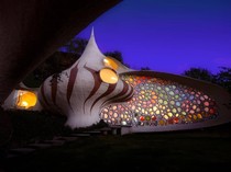 Rumah Ini Bentuknya Kayak Kerang Raksasa, Dalamnya Lebih Gila Lagi!