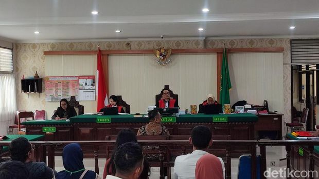 Togar Situmorang saat menjalani sidang di PN Denpasar, Kamis (13/11/2025).