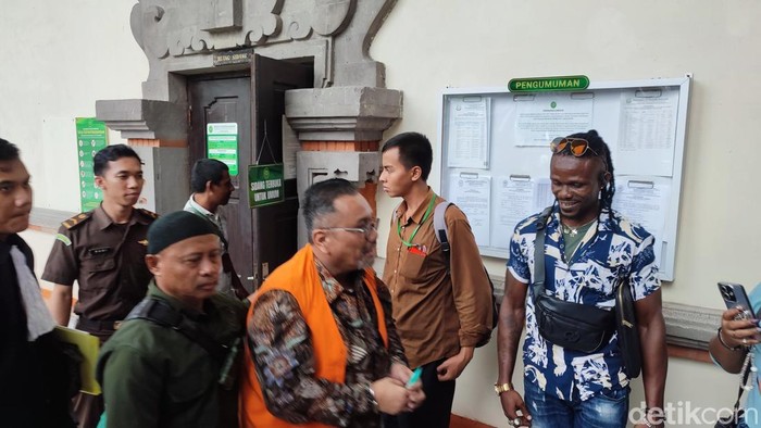 Togar Situmorang saat menjalani sidang di PN Denpasar, Kamis (13/11/2025).