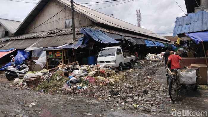 Tumpukan sampah di Pasar Induk Caringin, Kota Bandung