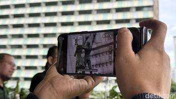 Vivo X300 Pro dengan Photography Kit beraksi mengambil foto Monumen Selamat Datang dari jauh. Foto: Virgina Maulita Putri/detikINET