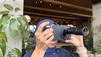 Kit ini juga dilengkapi grip yang berfungsi sebagai shutter sekaligus memastikan kendali yang tetap stabil dan presisi saat mengambil foto dan video. Foto: Virgina Maulita Putri/detikINET