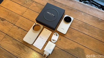Di dalamnya terdapat charger, kabel USB-C, case silikon dengan warna senada, pin ejector SIM, dan buku manual. Foto: Virgina Maulita Putri/detikINET