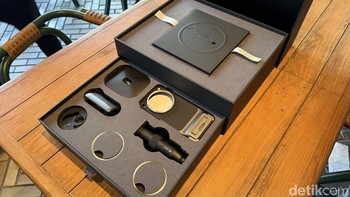 Dan di bawahnya terdapat rak yang dapat ditarik untuk memperlihatkan Pro Photography Kit. Foto: Virgina Maulita Putri/detikINET