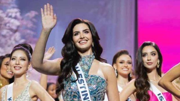 Viral momen Miss Israel, Melanie Shiraz memberikan side eye alias tatapan sinis kepada Miss Palestine, Nadeen Ayoub di ajang Miss Universe 2025. (Instagram via Detikcom)