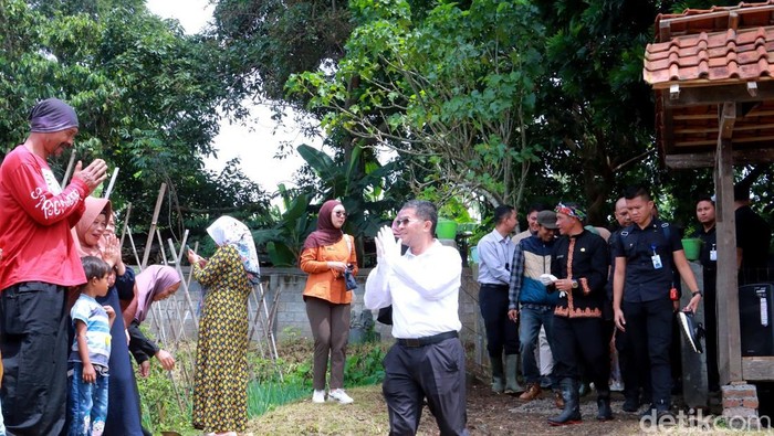 Wagub Jabar, Erwan Setiawan Temui Penyandang Masalah Sosial di Asrama Dinsos Jabar