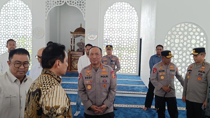 Wakapolri Komjen Dedi Prasetyo tinjau pembangunan SMA Kemala Taruna Bhayangkara Bogor (Rizky/detikcom)