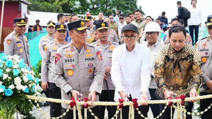 Wakapolri Komjen Dedi saat peresmian masjid di SMA Kemala Taruna Bhayangkara (dok. Polri)