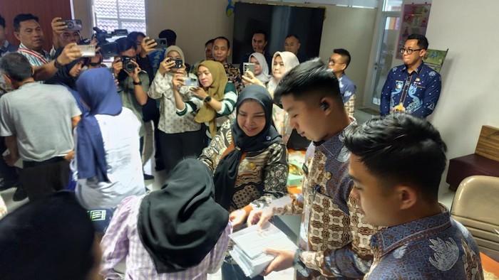 Walkot Bandar Lampung Eva Dwiana menyerahkan bantuan kepada warga terdampak bencana.