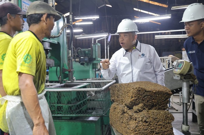 Wamenaker Puji Industri Karet di Jambi Serap 100 Persen Pekerja Lokal